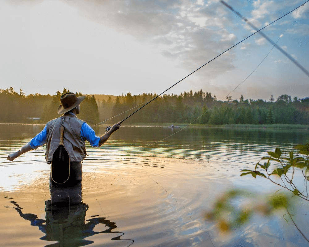 pêcheur lançant son leurre avec une canne à mouche
